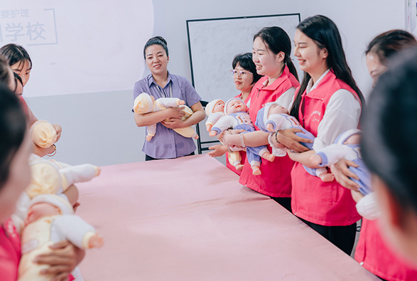 月嫂培训：打造专业护理人才，助力产后恢复与育婴